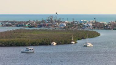 İngiltere, Florida 'daki Milton kasırgasından sonra yok edilen yelkenlinin hava görüntüsü.