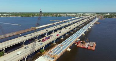 Amerikan otoyol köprüsünün hava manzarası yapım aşamasında. Asker J.D. 'ye yeni şeritler ekliyorum. Ellenton 'daki Manatee Nehri' ni geçen Young Memorial Köprüsü. Trafik altyapısının geliştirilmesi