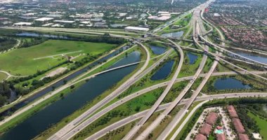 Miami, Florida 'da hızlı sürüş yapan Amerikan otoyol kavşağı. ABD kentsel ulaşım altyapısı.