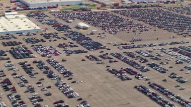 Otomotiv endüstrisi. Üretim fabrikası deposuna yeni araba ithal veya ihracatı. Lojistik sektörü otoparkında satılık araçlar