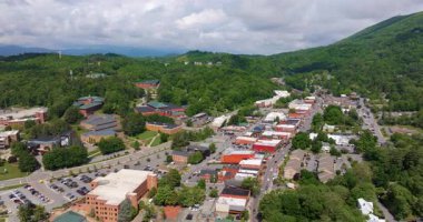 Boone, Kuzey Carolina. Appalachian dağlarındaki tarihi Amerikan şehir mimarisi. Watauga County, ABD 'deki eski şehir. Yukarıdan sokaklar ve tarihi binalar