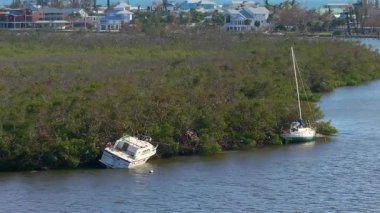 İngiltere, Florida 'daki Manasota Key' de Milton Kasırgası 'ndan sonra alabora olan yatlar kıyıda terk edildi.