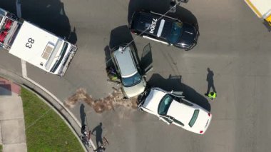 Amerikan caddesinde araba kazası. Acil servis, ABD 'de trafik kazası kurbanlarına yardım ediyor.