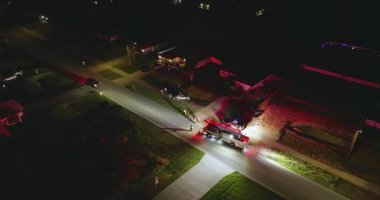 Florida 'da geceleyin şehir caddesinde araba kazası. Dikkati dağılmış sürüş ve hız sonucu. ABD 'de trafik kazasında acil servis