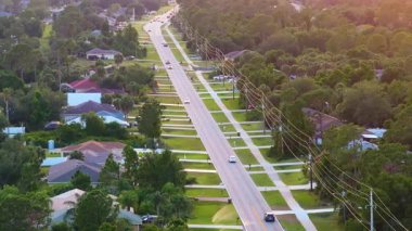 Florida 'nın küçük bir kasabasında banliyö caddesinde araba sürüyor. Kuzey limanında sakin yerleşim bölgesinde özel evleri olan Amerikan kırsal arazisi