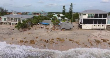 Okyanus kıyısındaki yıkılmış evler. Milton Kasırgası 'nın sonuçları Englewood, Florida' da. Fırtına şiddetli hasar verdi.