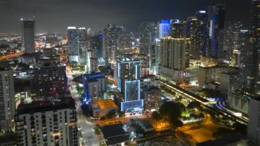 Miami Brickell 'in şehir merkezi, Florida, ABD. Modern Amerikan megapolis 'indeki yüksek deniz manzaralı gökdelen binaları.
