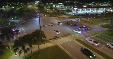 Gece Florida 'daki araba kazasına ilk müdahale ekipleri gelmiş. Acil servis çalışanları ABD 'de trafik kazası kurbanlarına yardım ediyor.