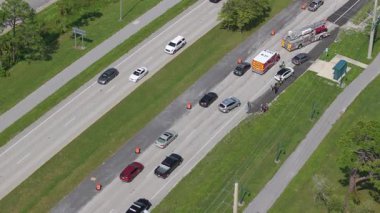 Florida 'daki araba kazasına ilk müdahale ekipleri. Acil servis çalışanları ABD 'de trafik kazası kurbanlarına yardım ediyor.