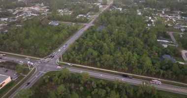 Florida 'daki araba kazasına ilk müdahale ekipleri. Acil servis çalışanları ABD 'de trafik kazası kurbanlarına yardım ediyor.