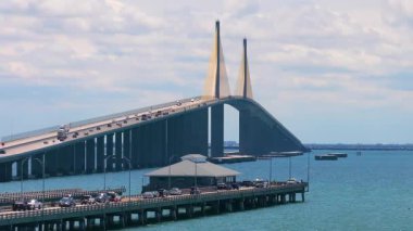 Florida 'daki Sunshine Skyway Köprüsü' nde balıkçı iskelesi ve karayolu trafiği. ABD 'de ulaşım altyapısı.