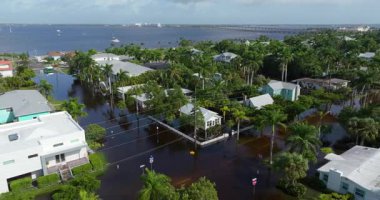 Florida yerleşim bölgesindeki kasırga yağmur sularından evleri su basmış. ABD 'nin güneyindeki doğal afet sonrası