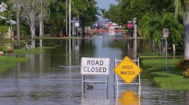 Florida 'da kasırga sonrası caddeyi su basmış. Kapalı levhalar araba sürmeyi engelliyor. Doğal afet konsepti sırasında ulaşımın güvenliği