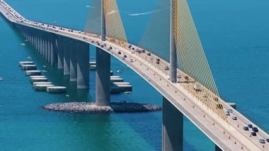 Florida 'daki Tampa Körfezi üzerinde Sunshine Skyway Köprüsü' nde trafik arabaları olan bir otoyol. ABD 'de ulaşım altyapısı.