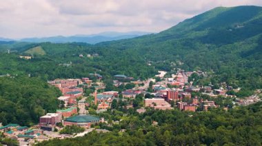 Tarihi Amerikan kasabası Boone North Carolina Appalachian dağları. Watauga County, ABD 'deki eski şehir mimarisi. Yukarıdan sokaklar ve tarihi binalar
