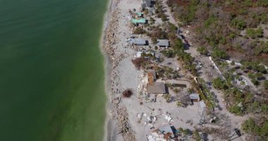 Milton Kasırgası 'nın Florida' daki Manasota Key üzerindeki sonuçları. Deniz kıyısındaki yıkılmış ev. Fırtına şiddetli hasar verdi.