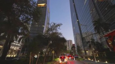 Gece Miami 'de araba kullanırken görülmüş. Florida şehir altyapısı ile aydınlatılmış Amerikan sokakları. Ulaşım kavramı