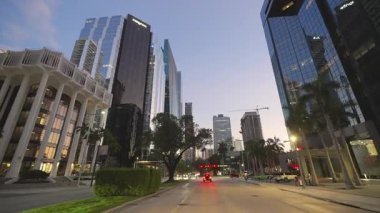 A.B.D. 'nin aydınlanmış Miami caddelerinde gece araba sürüyor. Florida 'da popüler bir tatil yeri.