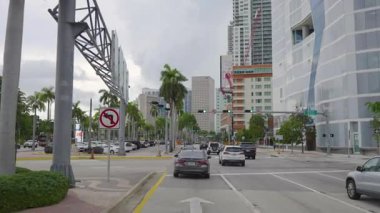 POV Miami caddesinde sürüyor. Florida yolu şehir merkezinde trafik var.