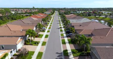 ABD 'de birinci sınıf konut geliştirme. Güneybatı Florida 'da yeşil palmiye ağaçları arasında pahalı evler..