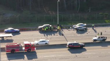 Amerikan otoyolunda ciddi bir araba kazası. Acil servis, ABD 'de otoyol kazasında yaralananlara yardım ediyor.