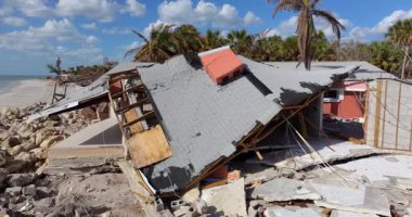 Fırtına, kasırga sonrası okyanus kıyısındaki konut evlerinde şiddetli hasara yol açıyor. Florida 'da doğal afet sonuçları