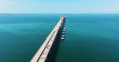 Florida, St. Petersburg 'daki Tampa Körfezi üzerindeki Sunshine Skyway Köprüsü' nde trafik arabaları kullanılıyor. ABD 'de ulaşım altyapısı.