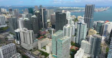 Florida, ABD 'de Miami Brickell şehir merkezi manzarası. Modern Amerikan megapolis 'inde yüksek gökdelen binaları olan gökyüzü çizgisi.