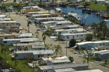 Ian Kasırgası 'nın Florida' daki yerleşim alanlarını silip süpürmesinden sonra çok kötü hasar görmüş mobil evlerin hava görüntüsü. Doğal afetten sonra.