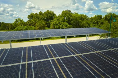 Güneş panellerinin havadan görünüşü park yerinin gölgelik çatısı olarak yerleştirildi. Etkili temiz elektrik üretimi için park edilmiş arabalar için. Fotovoltaik teknoloji şehir altyapısına entegre edildi.