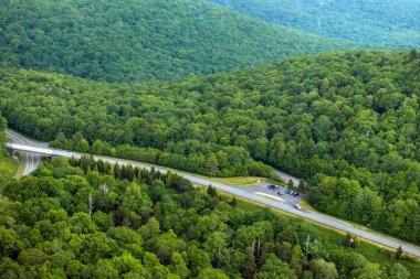 Beacon Heights otoparkı. Appalachian dağlarının yaz ormanlarında Blue Ridge Parkway yolunda. Yaz mevsiminde vahşi doğada araba kullanmak.