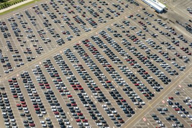 Araba fabrikasının otoparkında yepyeni arabalar satışa hazır. ABD konseptinde otomotiv endüstrisinin gelişimi.