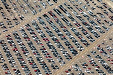 Otomotiv fabrikasının otoparkında park edilmiş arabalar satışa hazır..