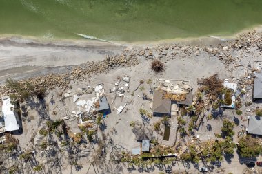 Okyanus kıyısındaki yıkılmış evler. Milton Kasırgası 'nın sonuçları Englewood, Florida' da. Fırtına şiddetli hasar verdi..