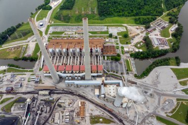 Fosil yakıtlardan elektrik üretimi. Kingston, Tennessee yakınlarındaki Roane County 'deki Kingston elektrik santrali. Elektrik üreten büyük kömür santrali.