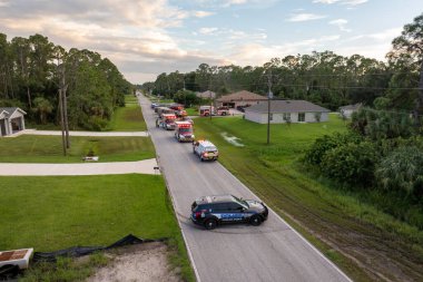 Acil servis araçları olay yerinde. Florida, ABD 'deki konut evinde karbon monoksit gazı tehlikesi soruşturması.
