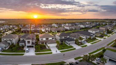 Florida 'nın güneybatısındaki yeşil palmiye ağaçları arasında pahalı malikaneler. Zengin yerleşim yerlerinin hava manzarası.