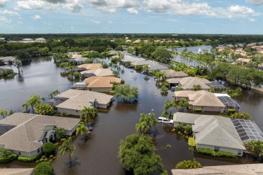 Debby Kasırgası yüzünden Florida 'da sel baskını. Sarasota 'daki sel sularıyla çevrili Laurel Meadows yerleşim bölgesindeki banliyö evleri. Doğal afetten sonra.