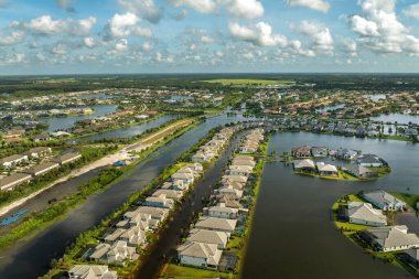 Debby Kasırgası yüzünden Florida 'da sel baskını. Sarasota 'da sel sularıyla çevrili yerleşim yerlerindeki banliyö evleri. Doğal afetten sonra.