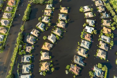 Florida 'da sel, tropikal fırtınadan kaynaklanıyor. Sel sularıyla çevrili yerleşim yerlerindeki banliyö evleri. Doğal afetten sonra.