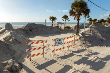 Manasota Key, Englewood 'daki Florida yerleşim bölgesindeki Milton Kasırgası' nın yol kenarındaki çöplük yığınları ağır hasar gördü. Doğal afetin sonuçları..