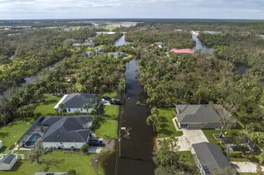 Florida yerleşim bölgesindeki Ian kasırgasından sonra evlerin etrafını su basmış. Doğal afetin sonuçları..