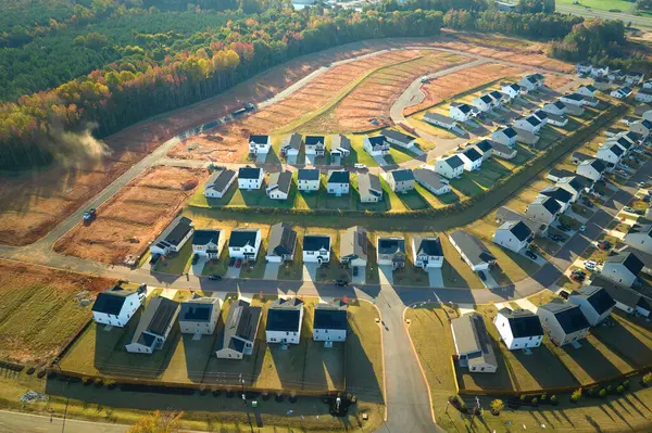 Güney Carolina 'da sıkıca sarılmış yeni evleri olan inşaat alanının havadan görüntüsü. Amerikan banliyölerinde emlak gelişimine örnek olarak aile evleri.