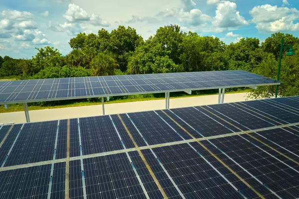 Güneş panellerinin havadan görünüşü park yerinin gölgelik çatısı olarak yerleştirildi. Etkili temiz elektrik üretimi için park edilmiş arabalar için. Fotovoltaik teknoloji şehir altyapısına entegre edildi.