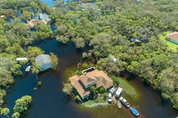 Doğal afet sonrası. Etrafı Ian Kasırgası ile çevrili sel suları Florida yerleşim bölgesindeki evleri sarıyor.