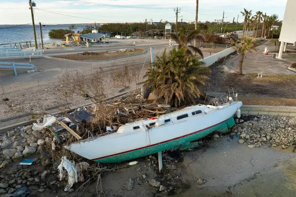İngiltere, Florida 'daki Manasota Key' de Milton Kasırgası 'ndan sonra alabora olan yatlar kıyıda terk edildi..