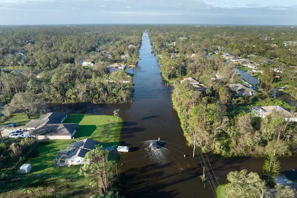Doğal afetin sonuçları. Florida yerleşim bölgesinde sağanak yağıştan sonra yerleşim yerlerini çevreleyen yüksek su baskınları.