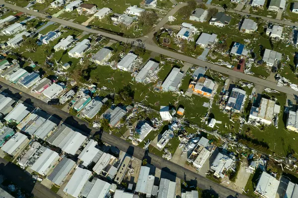Florida 'daki taşınabilir evleri kasıp kavuran güçlü rüzgârlı banliyö evleri. Doğal afetin sonuçları..