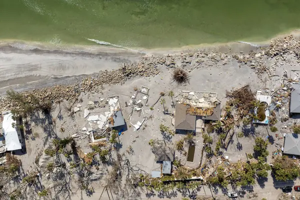 Okyanus kıyısındaki yıkılmış evler. Milton Kasırgası 'nın sonuçları Englewood, Florida' da. Fırtına şiddetli hasar verdi..