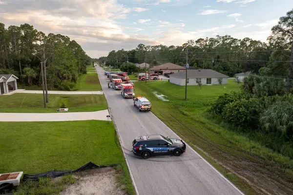 Acil servis araçları olay yerinde. Florida, ABD 'deki konut evinde karbon monoksit gazı tehlikesi soruşturması.